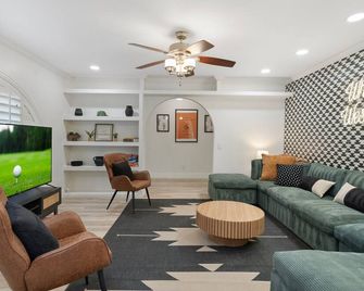 Rio Resort Kierland Pool Hot tub Mini Golf Fun - פיניקס - סלון