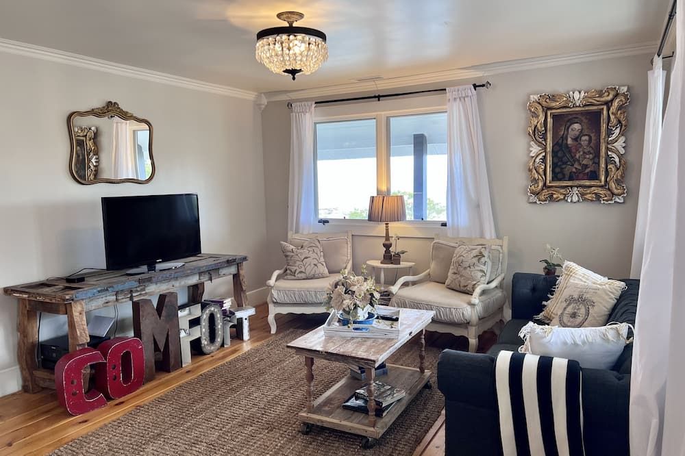 Living room view of Zamar House - Historic Home a walk away from downtown Jerome