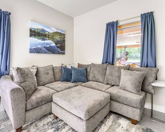 Unique Grand Junction Guest Suite w/ Gas Fire Pit! - Grand Junction - Living room