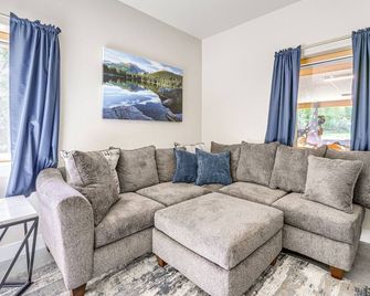 Unique Grand Junction Guest Suite w/ Gas Fire Pit! - Grand Junction - Living room