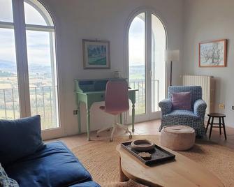 Charming cottage in hilltop town with garden and stunning views - Otricoli - Wohnzimmer