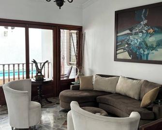 Spacious 5-bedroom house in charming Cucuta with AC, WiFi and prívate Pool - Cúcuta - Living room