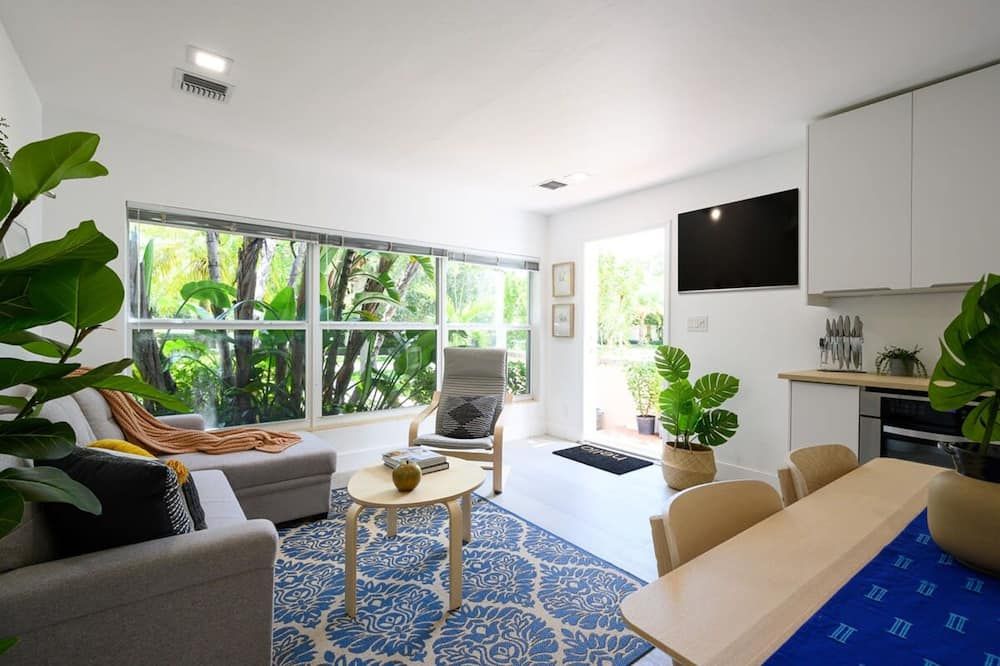 Bright & Comfortable Apt in Victoria Park - פורט לודרדייל - סלון