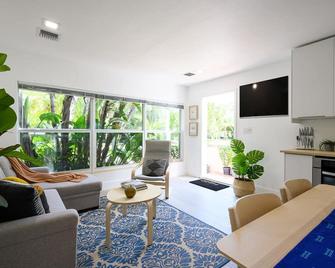 Bright & Comfortable Apt in Victoria Park - Fort Lauderdale - Living room