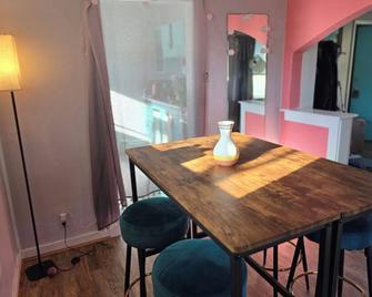 Charming 1-bedroom house the Live Well Nook with WiFi in Cedar Rapids - Cedar Rapids - Dining room