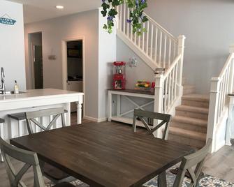 Beach Theme Home, with 2021 Mercedes SUV, West Oahu, Wai Kai Lagoon resort. - Ewa Beach - Dining room