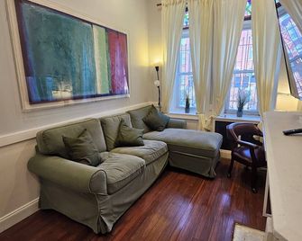 Charming newly renovated full-floor Jersey City brownstone with WiFi, AC - Jersey City