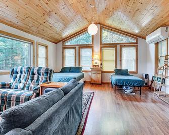 The Hideaway Eagle Chain Access and Riverside View - Eagle River - Living room