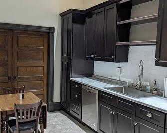 Vintage two bedroom walk-up apartment - Butler - Kitchen