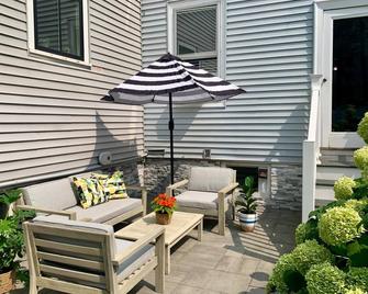 Cozy Cambridge 2bed 2bath w/ Patio & Parking Pass - كامبريدج - شرفة مرصوفة