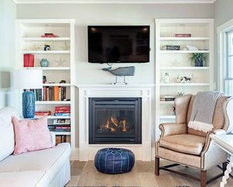 Stunning Waterfront Luxury 5 Bedroom 4 Bath Home with Unbeatable Views - Kennebunkport - Living room
