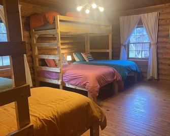 Masters Tournament Relaxing Log Home Sleeps 12+. Bring your friends & family. - Washington - Bedroom