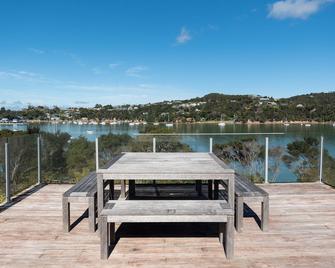 The Tide Watcher - Okiato Holiday Home - Okiato - Balcony