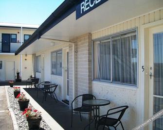 Cedar Court Motel - Napier - Patio