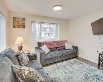 Dog-Friendly Home Less Than 1 Mi to Downtown Fargo! - Fargo - Living room