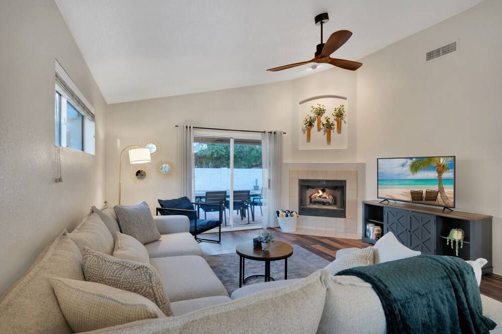 Clean & chic 3 bed 2 bath in OV! Salt pool can be heated! - Oro Valley - Obývací pokoj