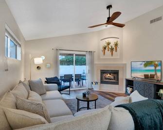 Brand new everything! Clean & chic 3 bed 2 bath in OV! Salt pool can be heated! - Oro Valley - Soggiorno