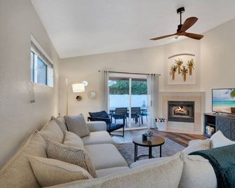 Clean & chic 3 bed 2 bath in OV! Salt pool can be heated! - Oro Valley - Obývací pokoj