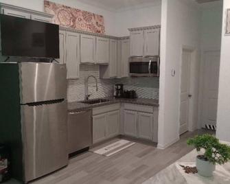 Cozy House in Richmond, Modern Amenities, Pet-Friendly, Community Pool and Gym! - Richmond - Kitchen