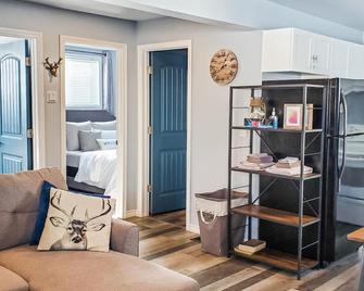 Sunflower Retreat - Private 2 Bedroom, 1 Bath - Тіммінс - Вітальня