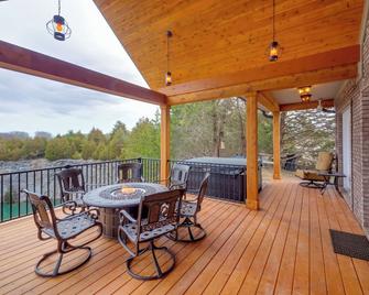 Tranquility Lake Getaway w/ Hot Tub on 27 Acres! - Columbia - Balcony