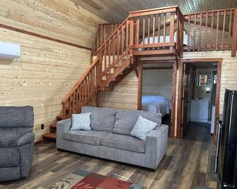 Tan cabin close to University of Central Missouri and Whiteman AF Base - Warrensburg