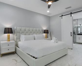 Brand new 3 bedroom house, 500ft from the stadium. - Tampa - Bedroom