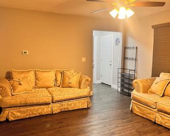 Charming 2-bedroom upper duplex in fabulous Detroit minutes from downtown! - Detroit - Living room