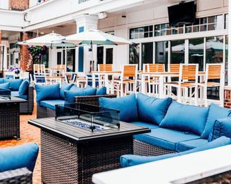 Salem Waterfront Hotel & Suites - Salem - Patio