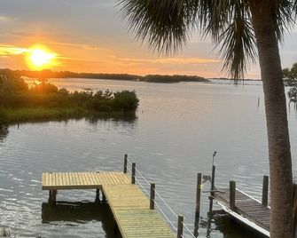 Waterfront Cottages with Sunsets, Kayaks Included! - Cedar Key - Vista del exterior