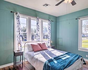 Lake Charles Cottage with Fireplace and Yard! - Lake Charles - Bedroom