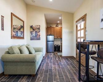 Farm Sanctuary Stay 20 min to the Beach. On 2.5 acres - Encinitas - Living room