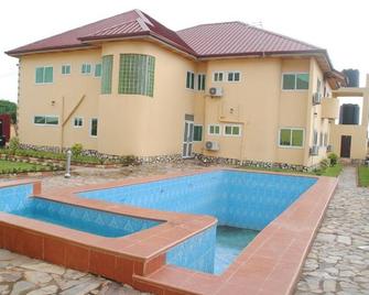 Lilyval Hotel Limited - Adentan - Piscina