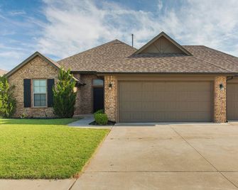 Charming 3-bedroom house in Yukon with indoor fire place - Yukon - Edificio