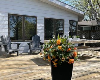 Lakefront Cottage with Private Beach & Private Beach Access - Bluewater - Patio