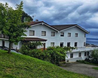Matzuri Nekazal Turismoa - Mutriku - Building