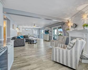 Waterfront w/dock & hot tub, bring your boat/jet ski-5 minutes from beach-LBI!!! - Manahawkin - Living room