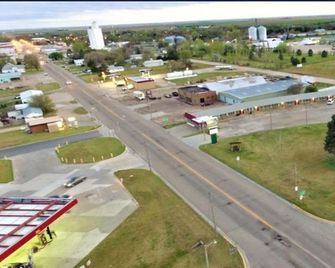 Green Acre Motel By OYO Near Rush County Airport - La Crosse - Parking
