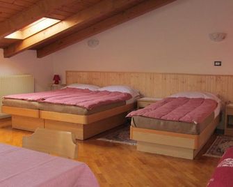 Bed & Breakfast Garnì Tobià - كامبيتيلو دي فاسا - غرفة نوم