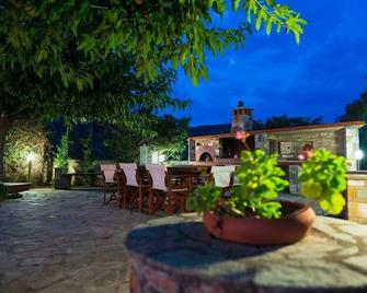 Chariklia's House with private pool - Kato Lechonia - Patio