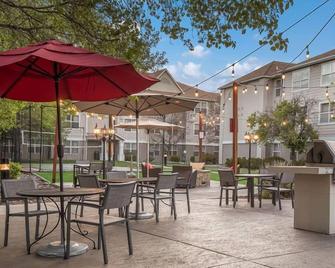 Exhilarating escapade! Unit with Fully-equipped Kitchen and FREE Breakfast! - Reno - Patio