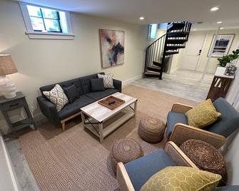 Prime Location! Renovated House! 6 Bed4 Bath - Newport - Sala de estar