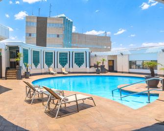 Meikles Hotel - Harare - Piscina