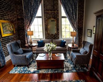 East Bay Inn - Savannah - Living room