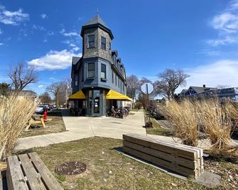 Sunny Full House in of Five Points, Self Check-In - Buffalo - Building