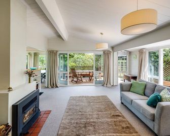 Village Life - Havelock North Retreat - Havelock North - Living room