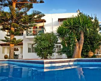 Classic Apartments - Anissaras - Pool