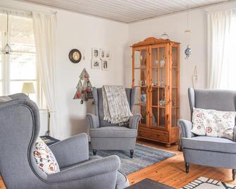 Look forward to a wonderful vacation close to nature in this classic Swedish vacation home in Fågelf - 혹스비 - 거실