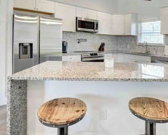 Country feel in this open plan 3 bed/2 bath home. - Bastrop - Cozinha