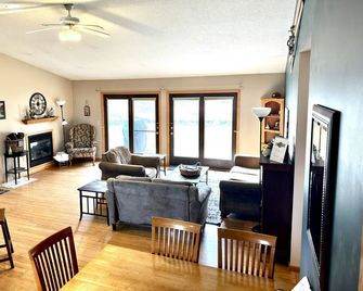 Entire home featuring two master suites. Sleeps 10 total. - Marquette - Huiskamer